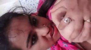 Sexy Ladki Ne Bathroom Me Apna Chuchi Dabaya Aur Nipple Pakd Kar Masla.