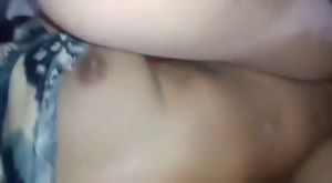 Desi Bhavi Raat Me Unki Nighty Ko Utha Kar Uski Chuchi Ko Dabaya Aur Uska Bur Choda.