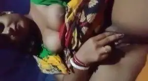 Desi Bhavi Ne Apne Bur Ke Andar Ungli Dalte Hue Aur Apne Boobs Ko Dekhate Hua Video Banaya