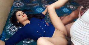 Ladki Ka Shut Khol Kar Uske Gore Aur Chikne Bur Ko Chod Diya