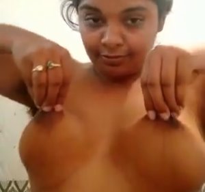 Desi Ladki Ne Apne Boobs Ko Alag Alag Tariko Se Pakad Kar Apna Video Banaya