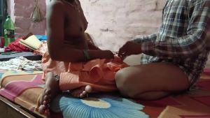 Dehati Bhavi Ki Salwar Utar Kar Uski Chuchi Ko Masala Uske Baad Uski Bur Ki Chudai Ki
