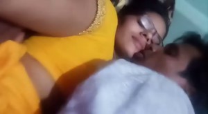 Yellow Saree Me Chasme Wali Bhavi Ke Upper Chad Kar Uski Chudai Ki Aur Usko Bahut Sara Kiss Kiya