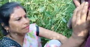 Dehati Bhavi Ko Sarso Ke Khet Me Le Ja Kar Uske Bur Ke Uper Sarso Ka Ful Rakh Kar Chudai Ki