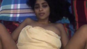 Dehati Ladki Ko Hotel Me Le Ja Kar Uski Bur Ki Chudai Ki Aur Maal Uske Muh Par Gira Diya