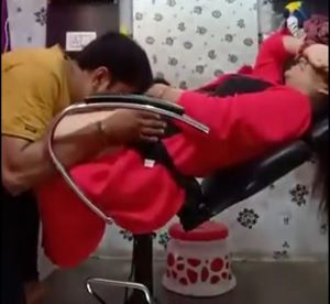 Parlour Ke Andar Hi Apni Girlfriend Ke Bur Par Kiss Kiya Aur Chata