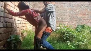Dehati Bhavi Ne Apne Boyfriend Ko Ghar Ke Piche Bula Kar Bur Ki Chudai Karwai