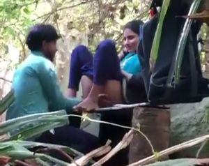 School Se Bhaga Kar Ladki Ko Jungle Le Jar Uski Salwar Utar Kar Uski Chut Ki Chudai Ki