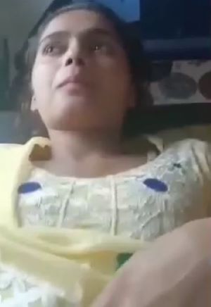 Dehati Ladki Ko Uske Boyfriend Ne Uski Salwar Khol Kar Uski Mulayam Chut Ki Chudai Ki