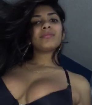 Desi Ladki Ne Apni Sexy Gand Ko Dikhaya Aur Apne Boobs Ko Bhi Dekhaya