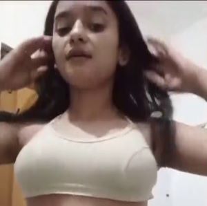 Hostal Ki Ladki Bathroom Me Ja Kar Apni Gol Gol Chuchi Aur Sexy Bur Dekhaya