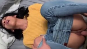 Girlfriend Ki Jaldbaazi Me Chudai Ki Uska Jeans Thora Sa Niche Kar Ke Uski Chudai Kar Di