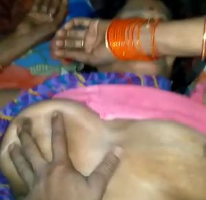 Desi Aunty Ki Saree Utha Kar Uski Chut Ki Chudai Ki Aur Chuchi Dabaya