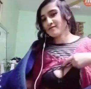 Desi Ladki Ne Apne Boyfriend Ko Video Call Par Apna Bur Aur Chuchi Dekhaya