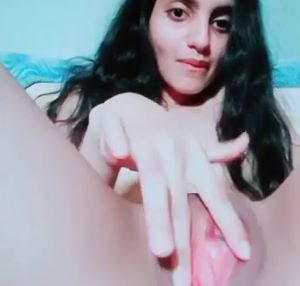 School Ki Ladki Ne Apni Gulabi Bur Ka Faila Kar Dekhaya Aur Ungli Bhi Kiya