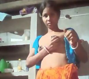 Gao Ki Bhabhi Ne Apni Ek Tang Uthya Aur Bur Ungli Daal Kar Video Viral Kiya