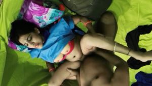 Desi Bhabhi Ki Garm Garm Chudai Ke Baad Garm Garm Maal Uske Bur Ke Uper Gira Diya