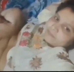 Pakistani Bhabhi Ki Tange Faila Kar Uski Gori Bur Ki Chudai Ki