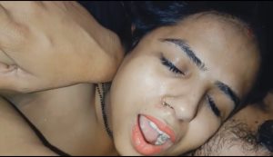 Desi Girl Ko Dost Ke Room Par Bula Kar Usko Baho Me Pakad Kar Maze Se Pela