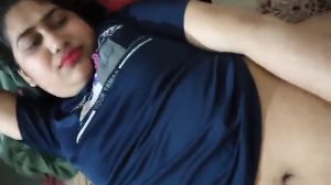 Desi Moti Bhabhi Ko Tshirt Pahana Kar Hasa Hasa Kar Unki Chudai Ki