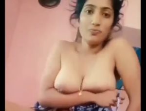 Sexy Ladki Ne Bed Ke Lakdi Ke Uper Baith Kar Apne Bur Ki Garm Ko Nikala