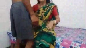 Sexy Bhabhi Ko Bed Par Patak Kar Unki Saree Utha Kar Maze Se Chut Mari