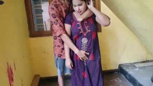 Dewar Ne Bhabhi Ko Sidhi Ke Niche Khada Kar Ke Unki Maze Se Chut Mari