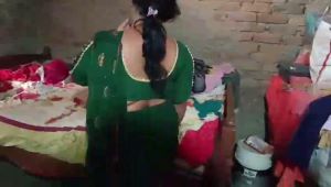 Indian Aunty Ko Piche Se Pakad Kar Unki Saree Utha Kar Chut Ki Chudai Ki